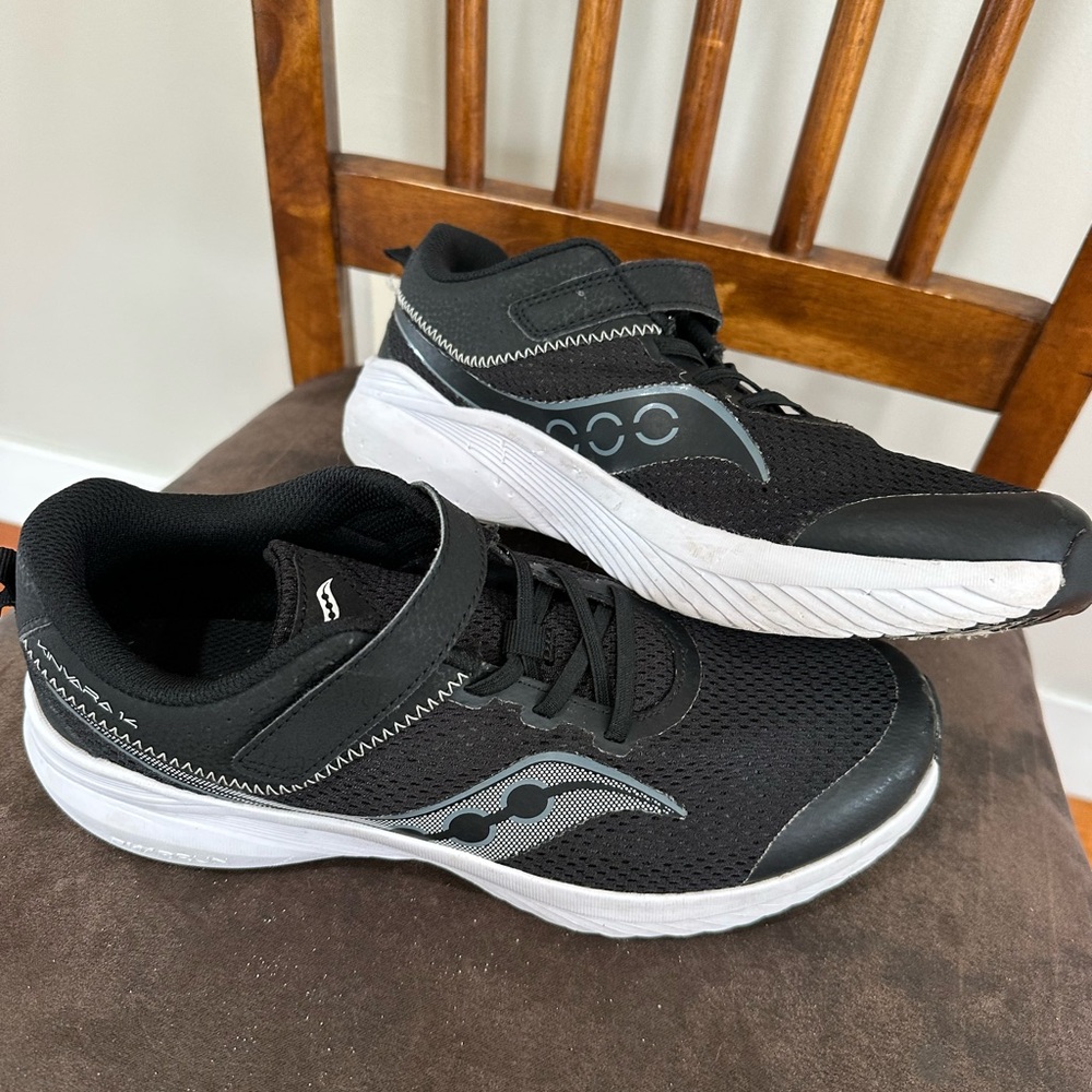 Saucony Black and White Kids Athletic Shoe with Hook-and-Loop Strap Sz 6.5